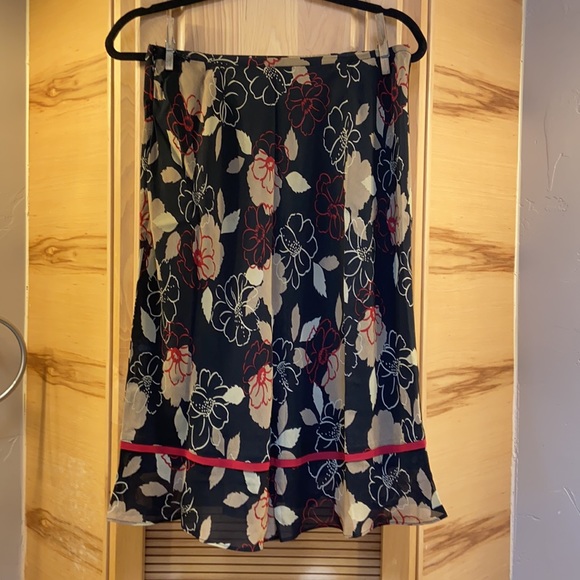Ann Taylor lined floral skirt, size 6 Like new - Picture 2 of 11